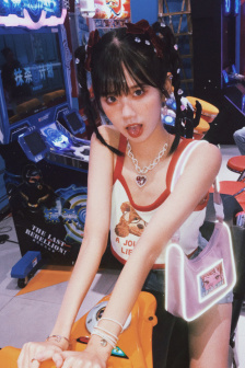 女性穿戴自慰器走路上班图片