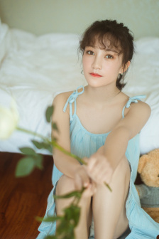 无法触碰的她